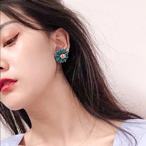 Gorgeous flower shaped earrings - Picture 2 of 2